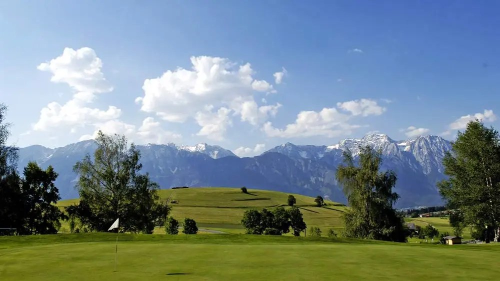 Blick auf den Golfclubs Innsbruck-Igls in Rinn