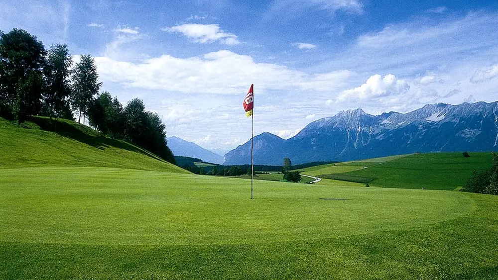 Blick auf Loch 18 des Golfclubs Innsbruck-Igls in Rinn