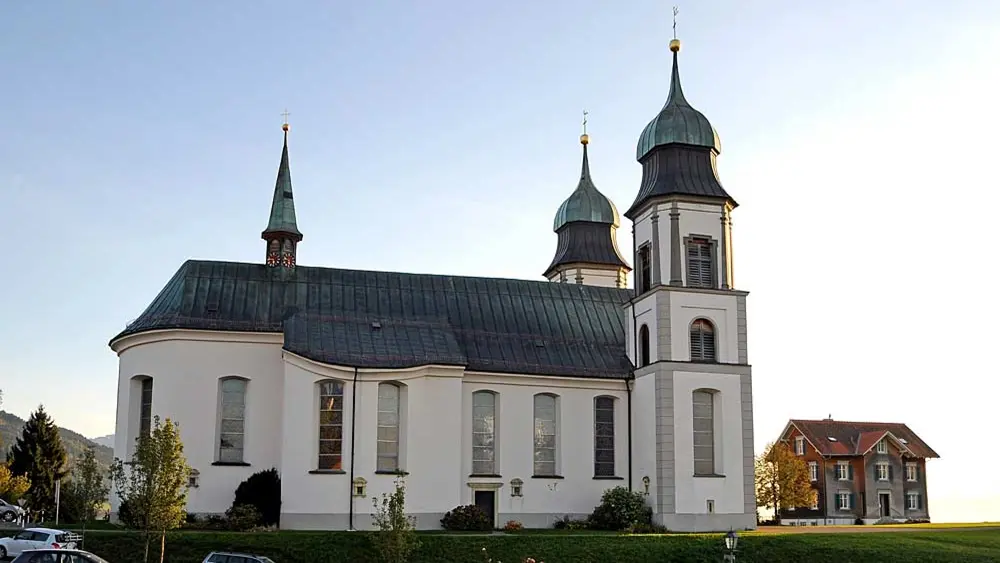 Seitenansicht der Wallfahrtskirche Mariä Heimsuchung in Bildstein