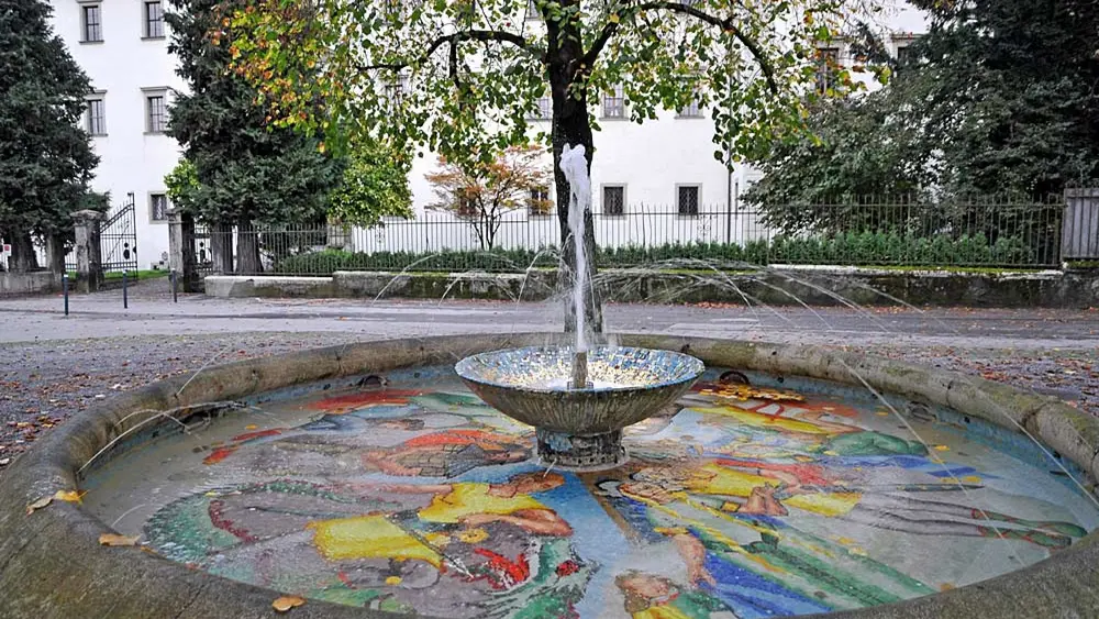 Der Nibelungenbrunnen vor dem Palast Hohenems