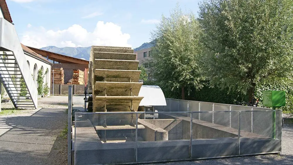 Wasserrad im Stadtgarten des inatura-Museums