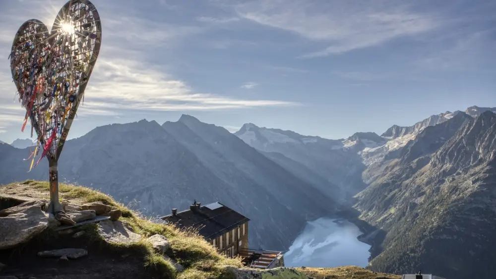 Olperer Hütte mit Blick auf den Schlegeisspeicher