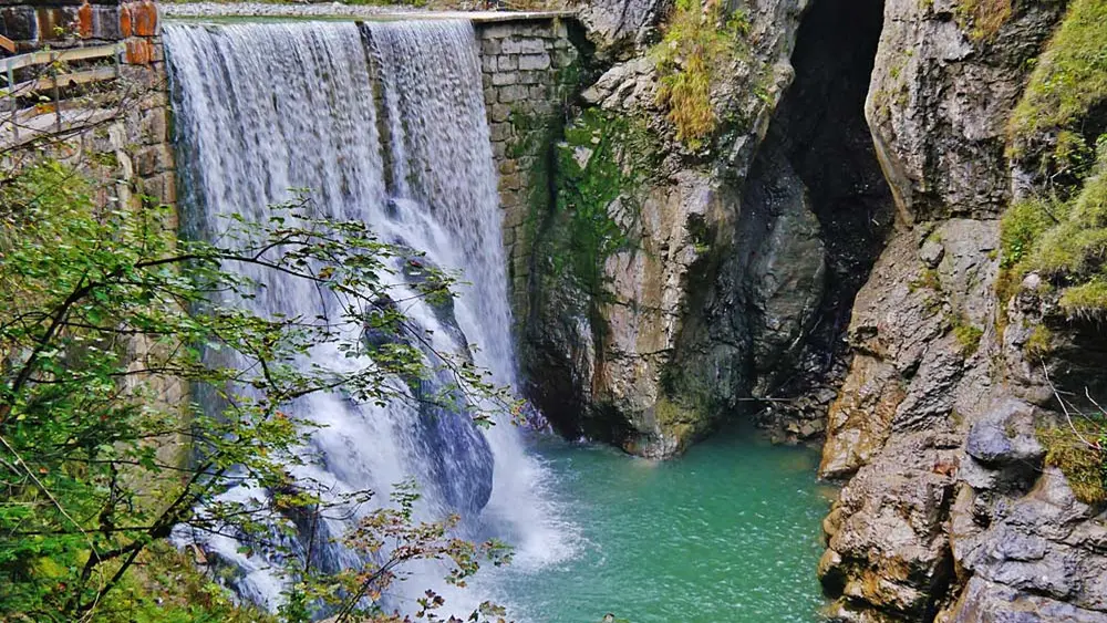 Blick auf einen Wasserfall in der Rappenlochschlucht bei Dornbirn