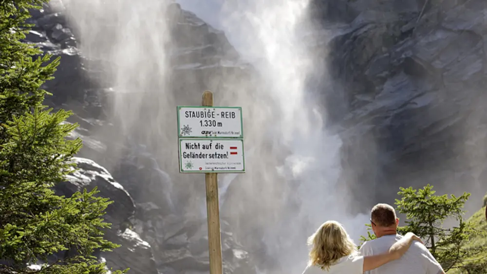 Besucher vor den Krimmler Wasserfällen