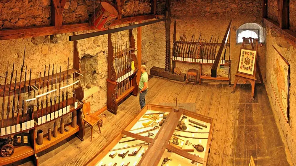 Waffensammlung im Bergfried des Schattenburgmuseum Feldkirch