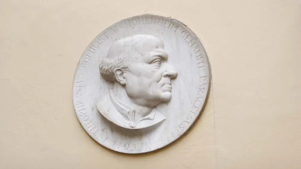 Steinmedaillons mit dem Abbild von Theophrast von Hohenheim am Paracelsushof