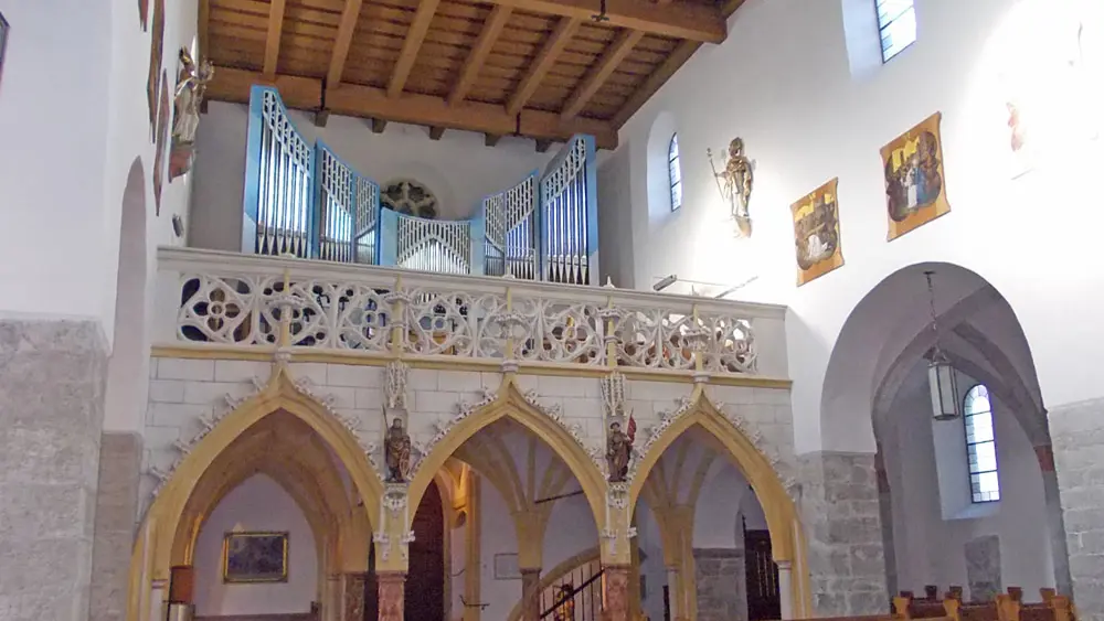 Blick auf die Orgel der Pfarrkirche St. Hippolyt in Zell am See