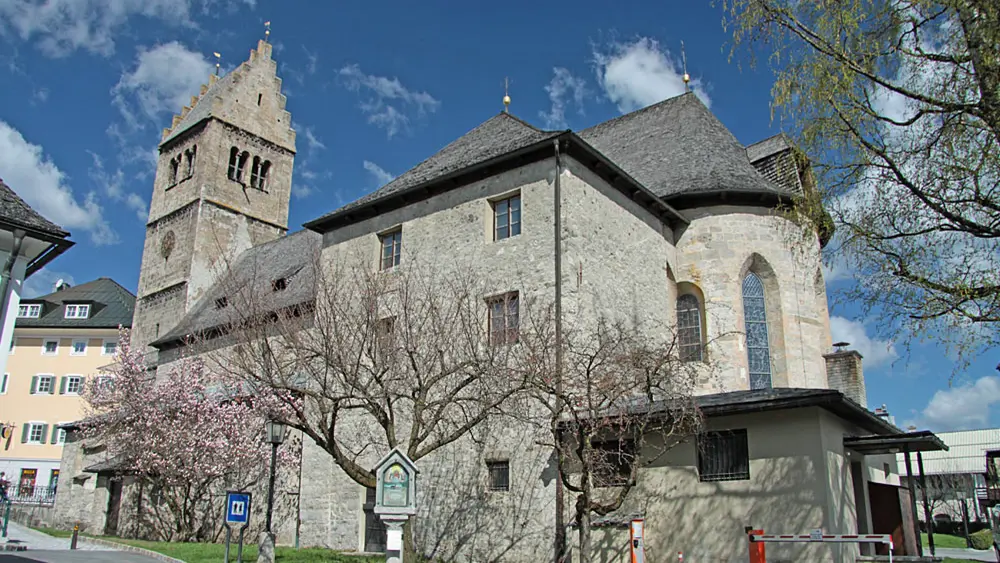 Außenansicht der Pfarrkirche St. Hippolyt in Zell am See