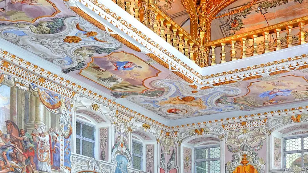 Blick auf die Wandmalereien im Bernardisaal des Stifts Stams