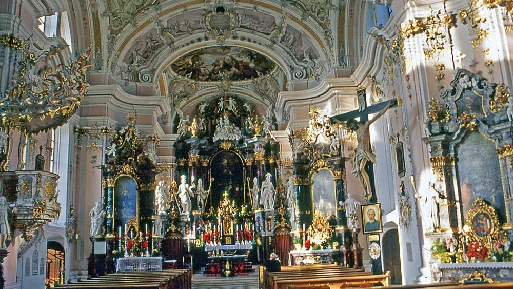 Innenansicht der Pfarrkirche St. Peter und Paul in Götzens