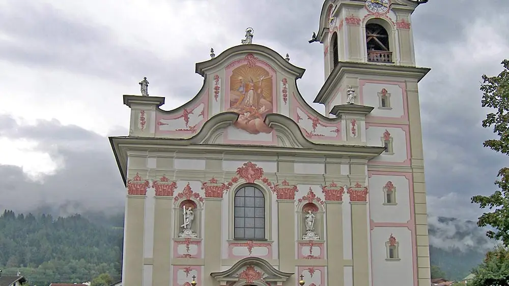 Außenansicht der katholischen Pfarrkirche St. Peter und Paul in Götzens