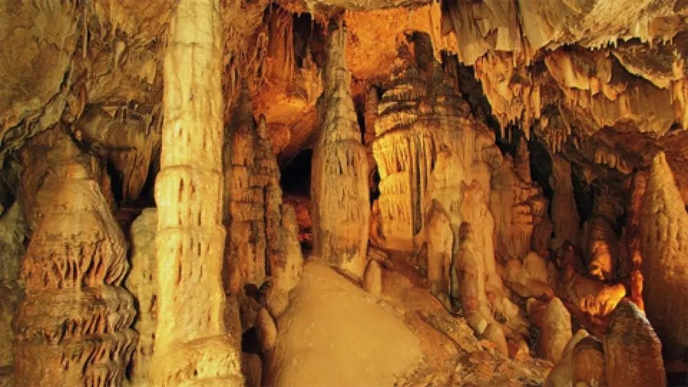 Blick auf die Gesteinsformationen in der Tropfsteinhöhle Griffen