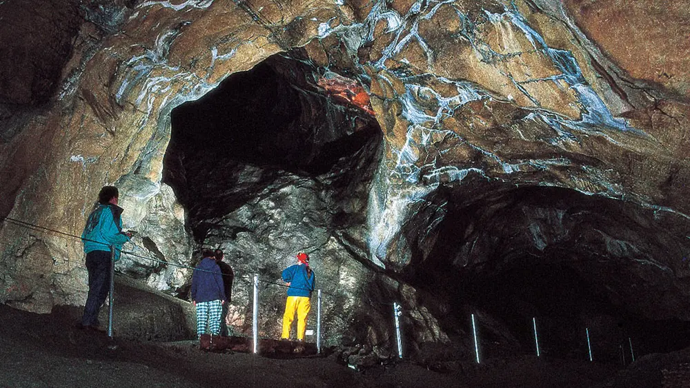 Besucher in der Schauhöhle Entrische Kirche in Dorfgastein