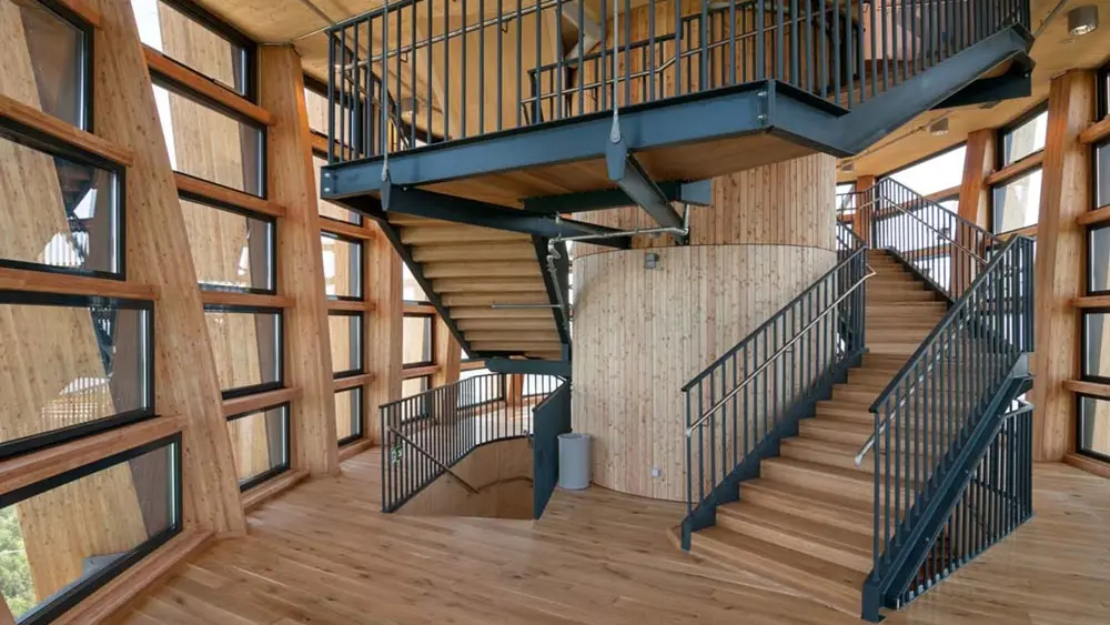 Innenansicht des Aussichtsturm Pyramidenkogel in Keutschach