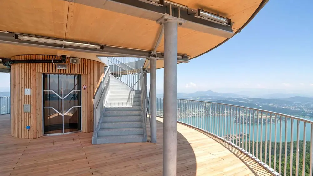 Innenansicht des Aussichtsturm Pyramidenkogel in Keutschach