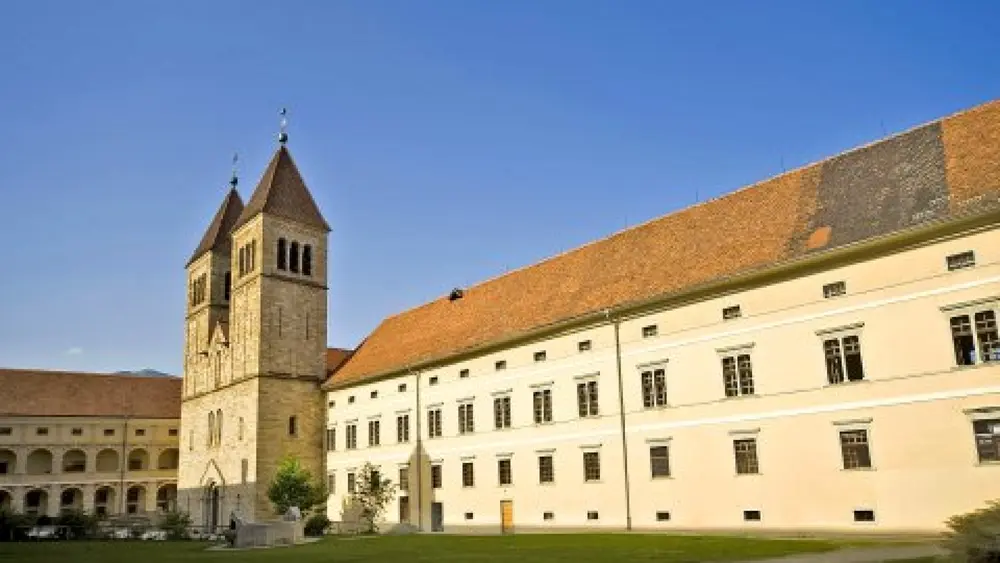Die Klosteranlage mit Basilika