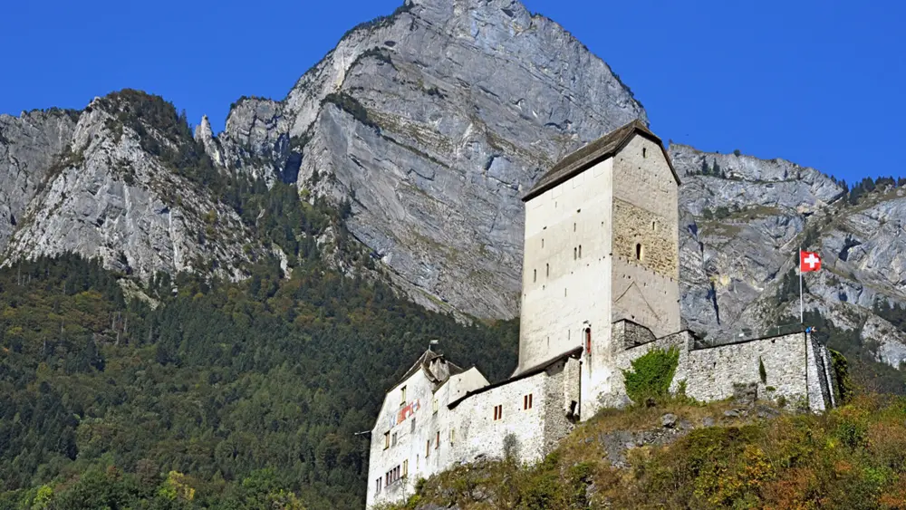 Schloss Sargans mit dem Gonzen im Hintergrund