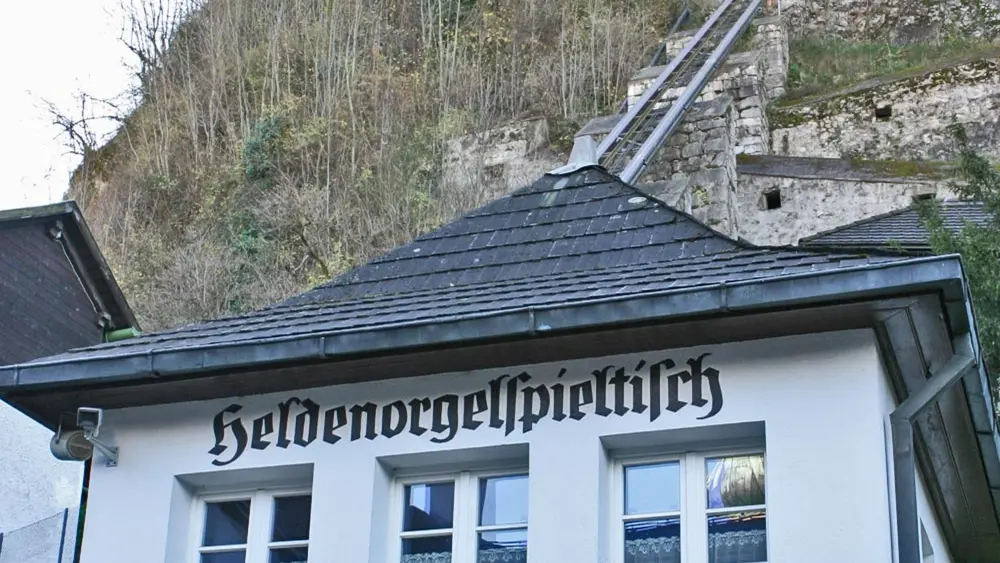 Blick auf das Haus für den Organisten der Heldenorgel