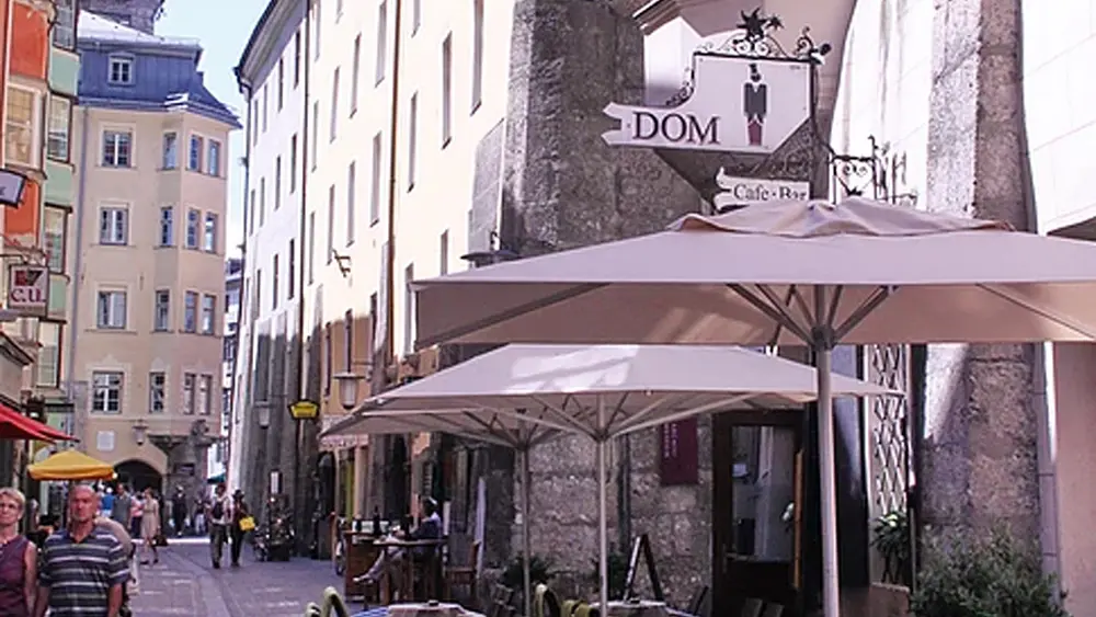 Innenraum mit Gewölbe und Kristallleuchter im DomCafe-Bar Innsbruck