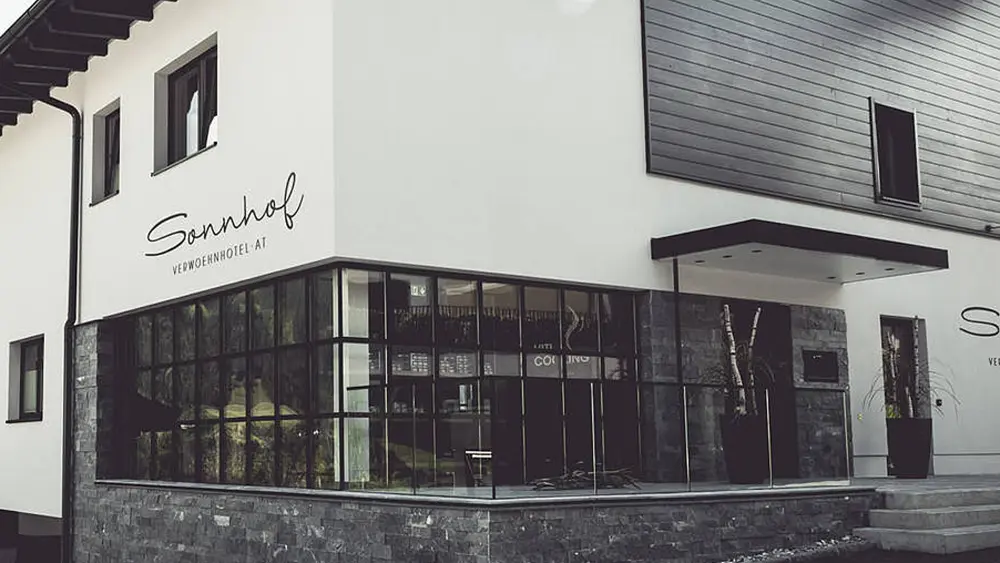 Eingang des Hotelrestaurants Sonnhofs in St. Veit im Pongau