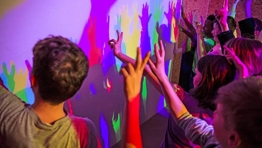 Kinder an einer Mitmachstation im Museum im Kornhaus in Rorschach