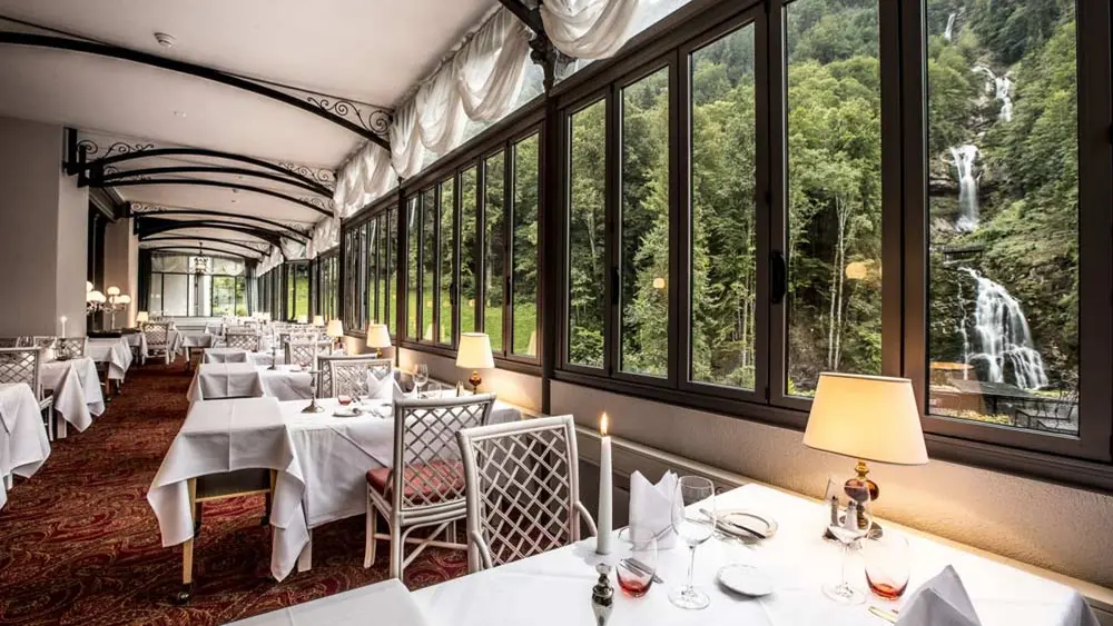 Restaurant Les Cascades in Brienz mit Blick auf den Wasserfall