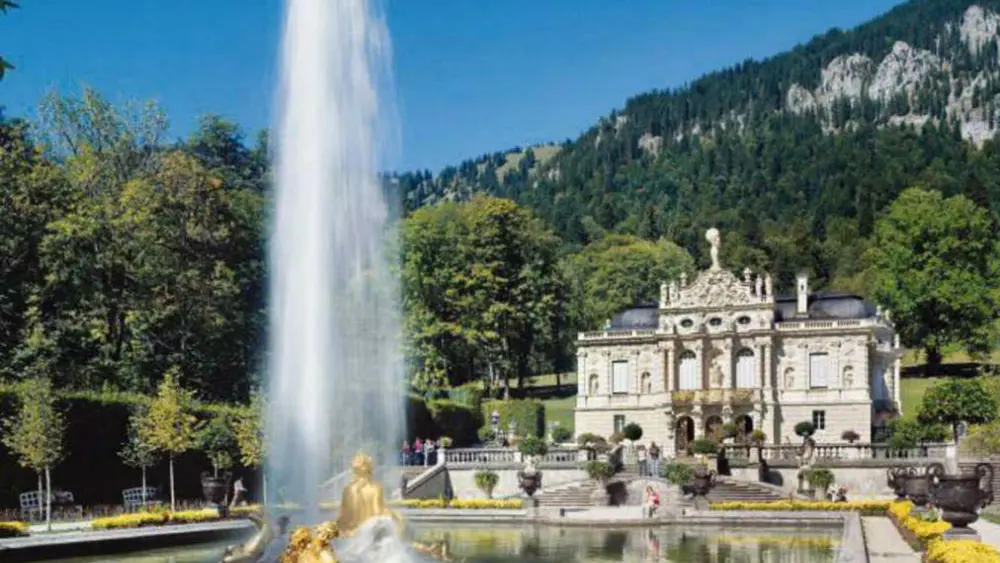 Der Springbrunnen im Gartenteich vor dem Schloss Linderhof in Ettal