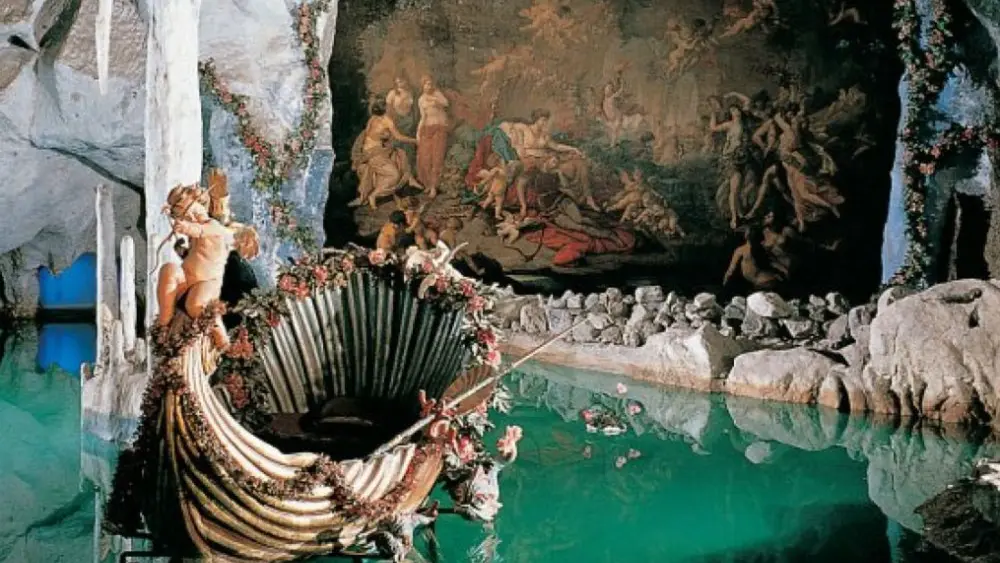 Die Venusgrotte mit dem vergoldeten Muschelkahn im Park Linderhof in Ettal