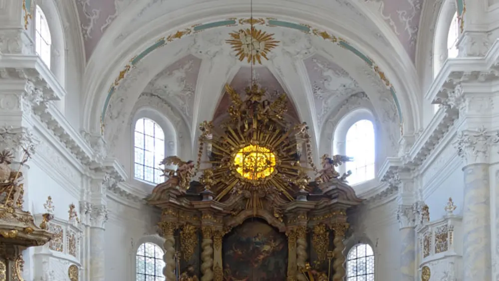 Blick auf den Rokoko-Altar in der Abteikapelle Seligenthal
