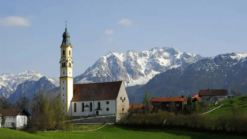 Blick zur Pfarrkirche St. Nikolaus in Pfronten