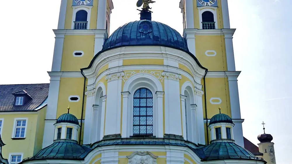 Fassade der Klosterkirche St. Michael in Metten mit ihren Zwiebeltürmen