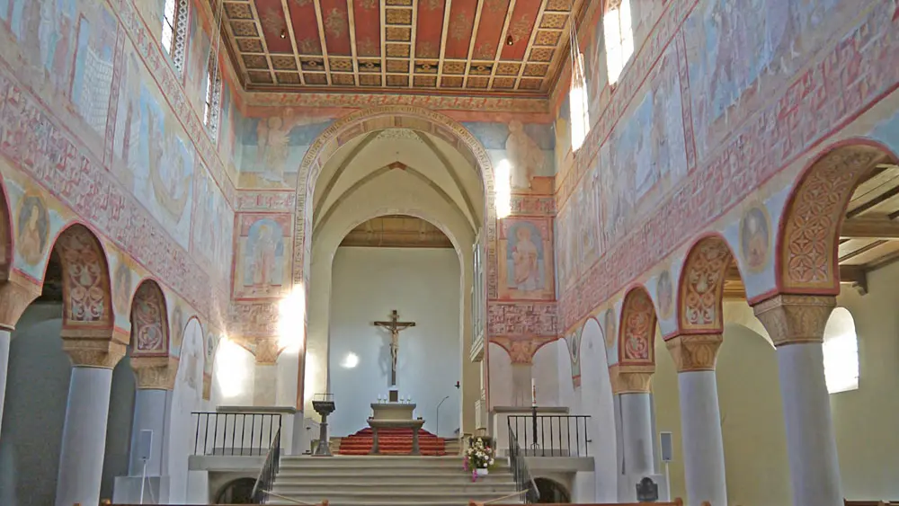 Blick in den Innenraum von St. Georg auf der Reichenau