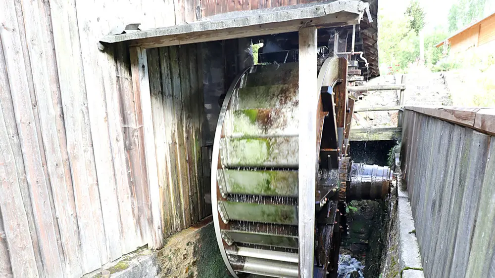 Blick auf das Wasserrad des Voithenberghammers in Furth im Wald