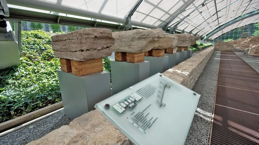 Informativ und anschaulich begleitet eine Ausstellung durch die Badruine und ihre Kulturgeschichte.