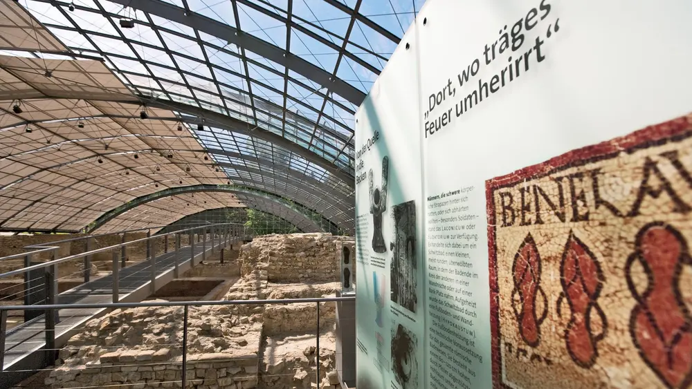 Stege erschließen die am besten erhaltene römische Badruine nördlich der Alpen.