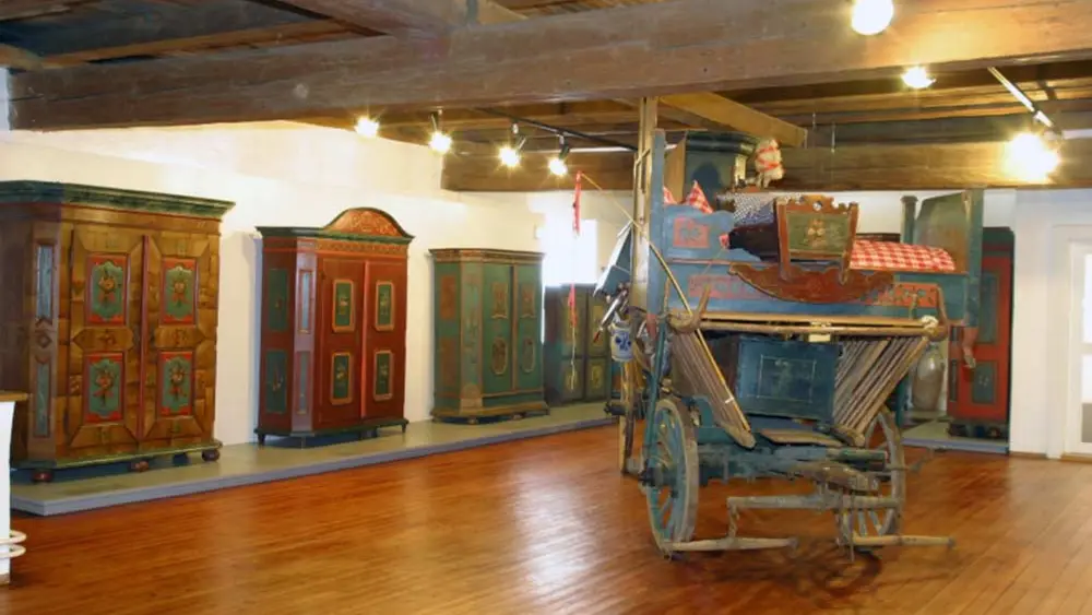 Hochzeitswagen und Schränke im Fichtelgebirgsmuseum in Wunsiedel
