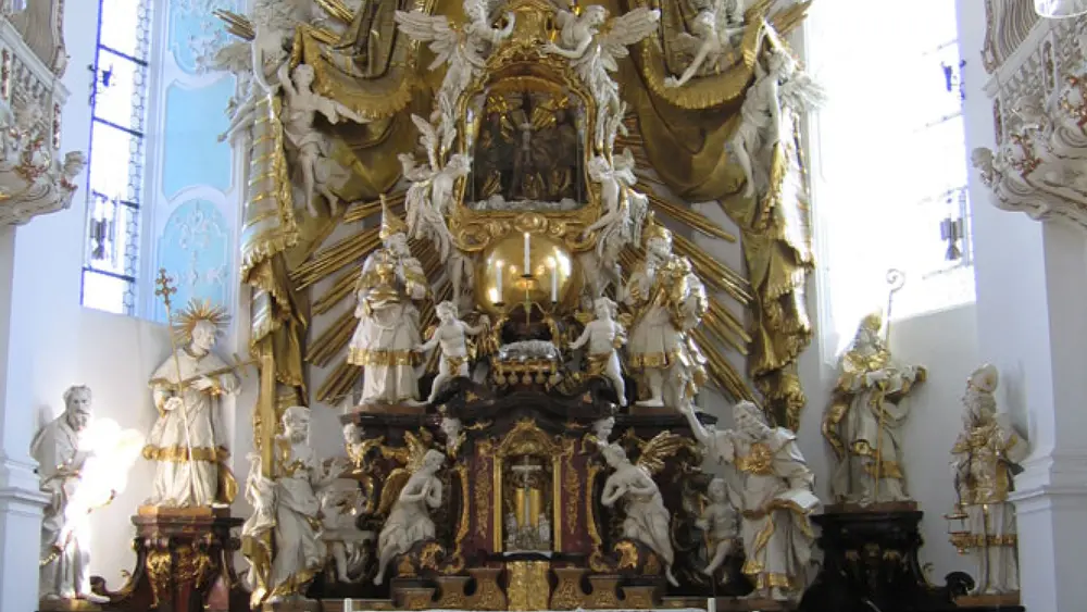 Pyramidenförmiger Hauptaltar mit den zahlreichen Figuren