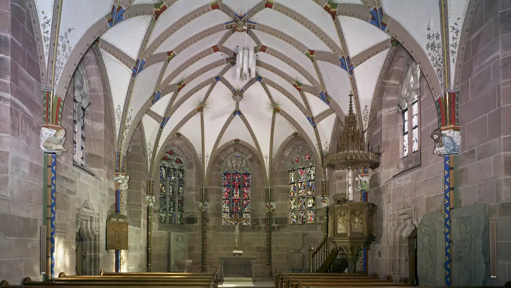 Die Decke der Kapelle ist von einem Gewölbe überspannt.