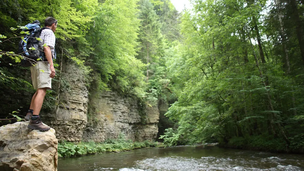 Wanderer in der Wutachschlucht auf dem Schluchtensteig