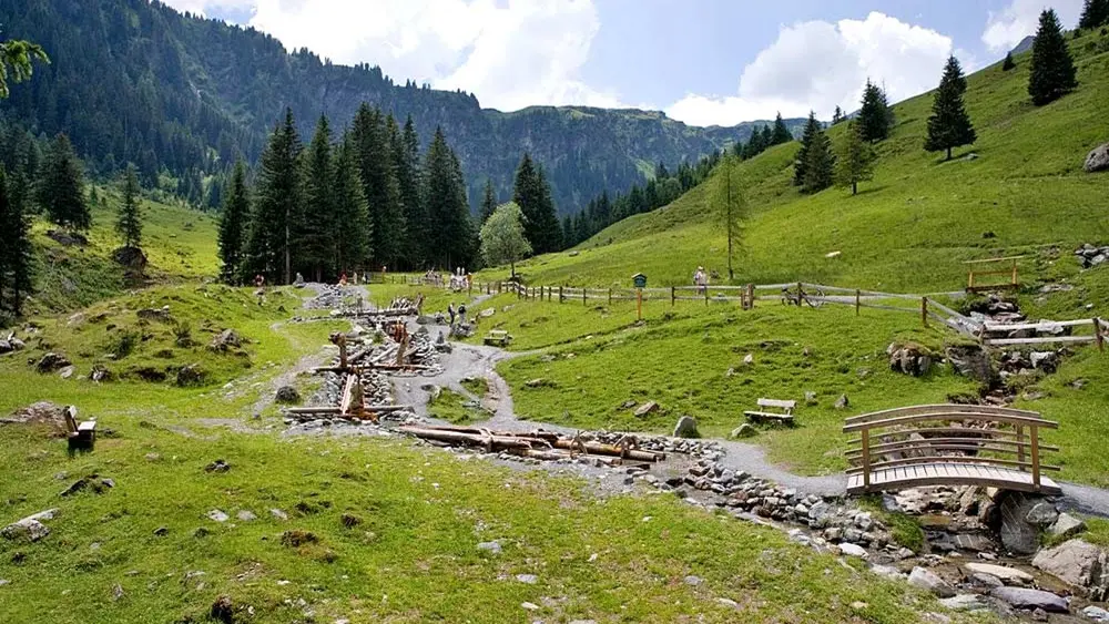 Blick in den Themenpark Teufelswasser in Saalbach