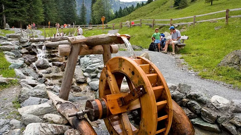 Wasserrad im Themenpark Teufelswasser in Saalbach
