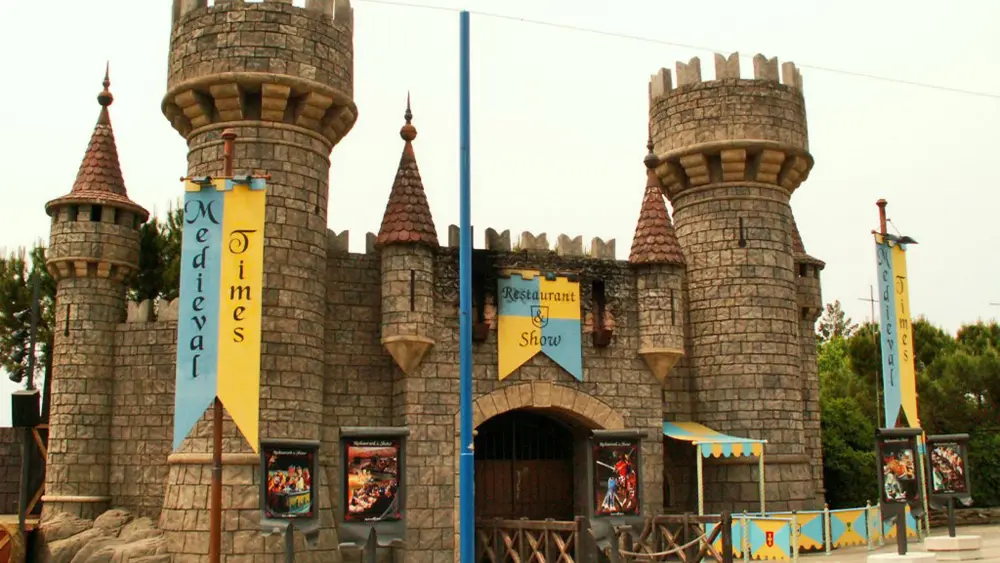 Eingang von Medieval Times in der Canevaworld