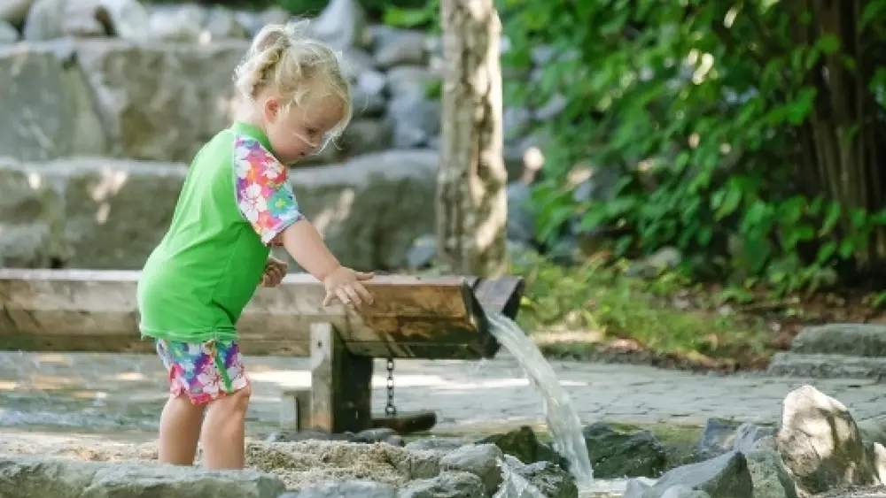Ein Kind spielt in der EnBW-Energiewelt.
