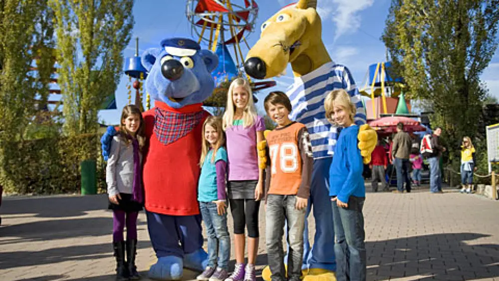Kinder treffen die Maskottchen Käptn Blaubär und Hein Blöd im Ravensburger Spieleland