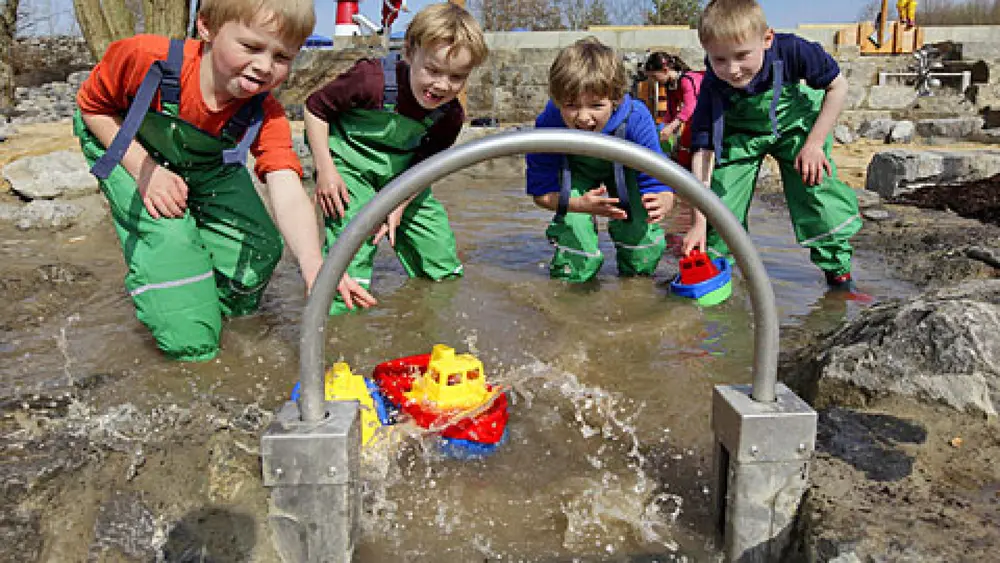 Kinder am Wasserspielplatz im Ravensburger Spieleland