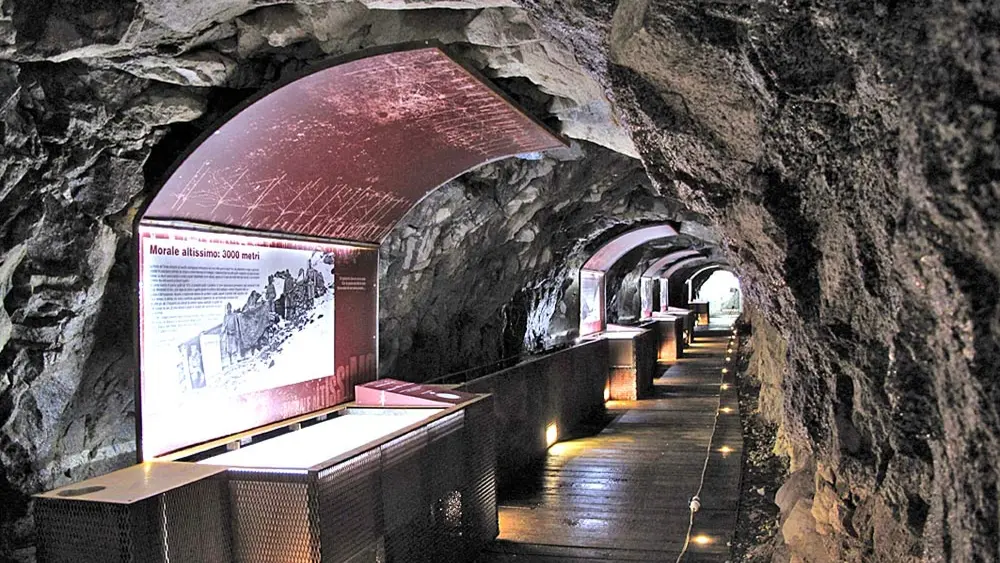 Blick in die Ausstellung des Museumstunnels Galleria Paradiso am Tonalepass