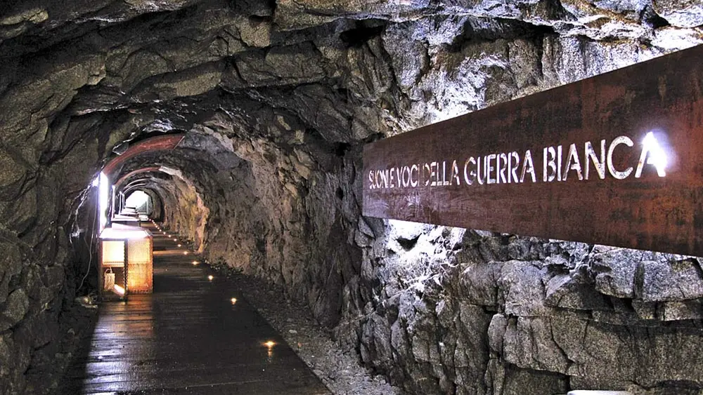 Blick auf den Eingang der Galleria Paradiso am Tonalepass