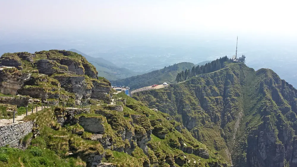 Blick auf die Bergstation des Monte Generoso bei Lugano
