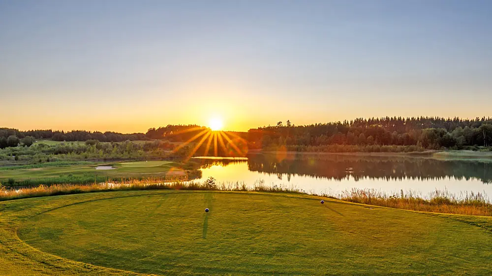Sonnenaufgang über einem Loch des Waldsee Golf-Resorts in Bad Waldsee