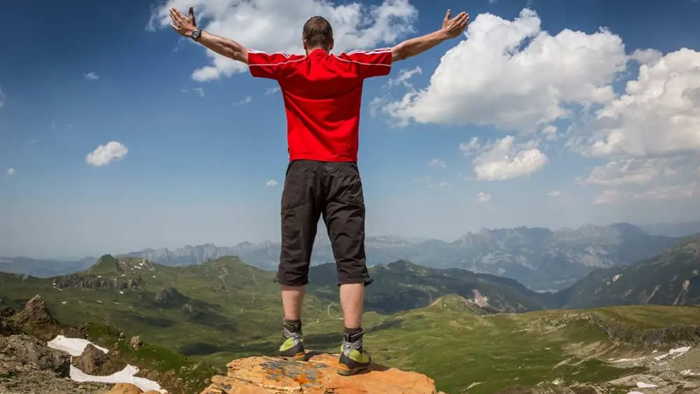 Wanderer auf einem Gipfel des Pizol Panorama Höhenwegs